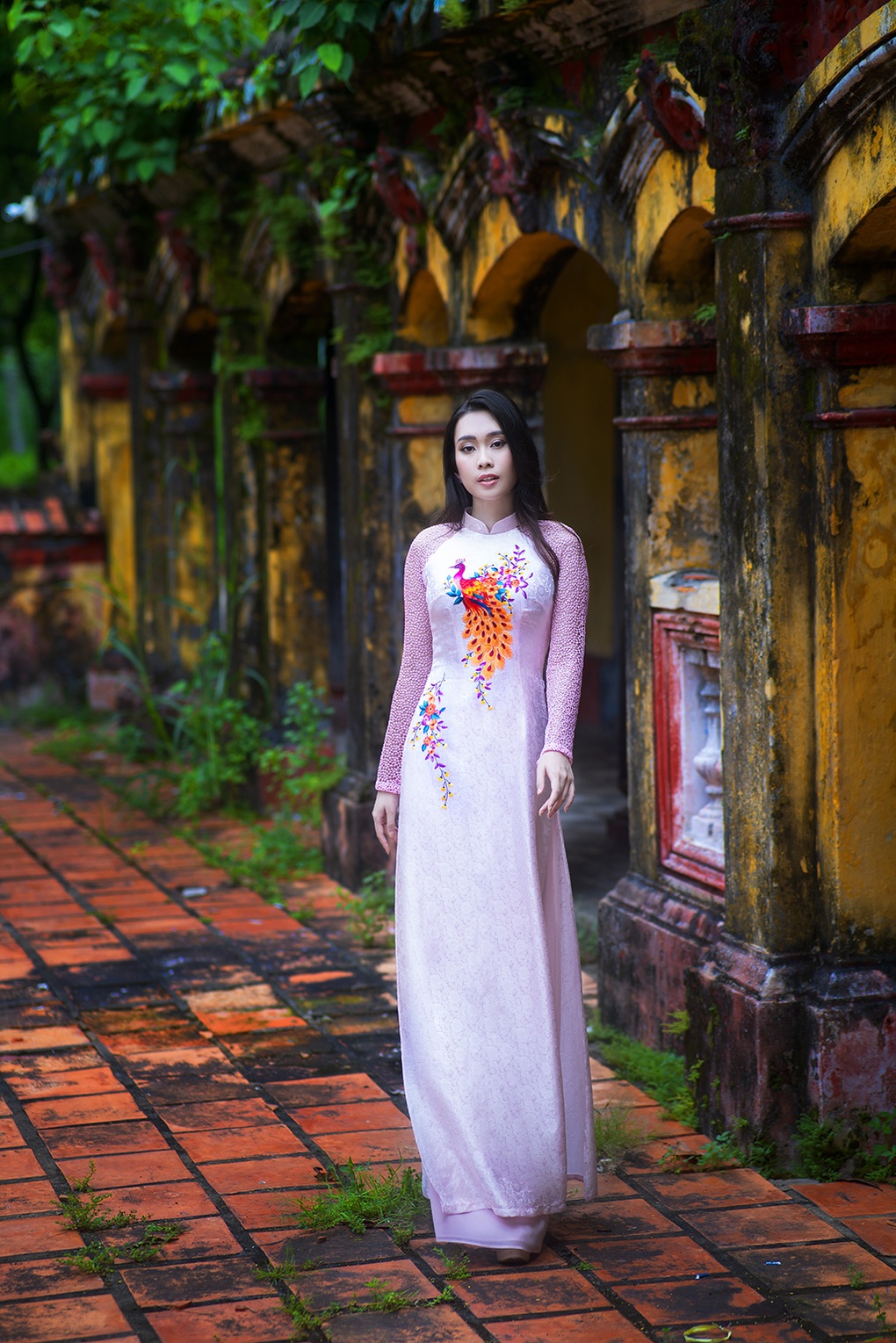 Hoa hậu Ban Mai khoe vẻ đẹp mong manh trong áo dài lụa Hà Đông - 5 Hoa hậu Ban Mai khoe vẻ đẹp mong manh trong áo dài lụa Hà Đông - 5