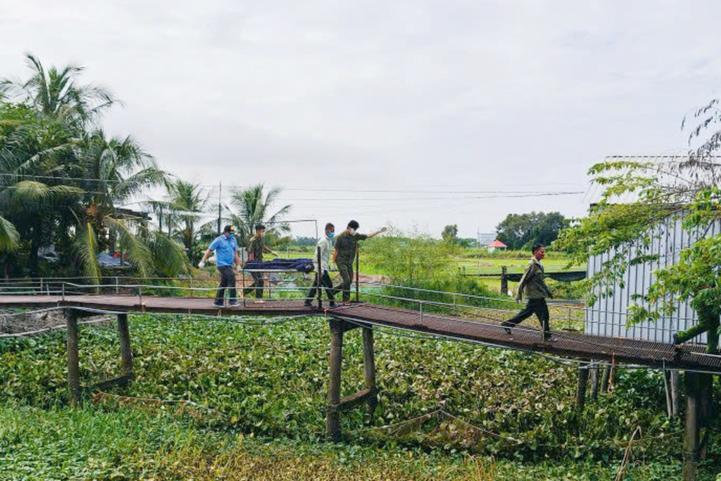 Người đàn ông bốc cháy trước nhà hàng xóm ở Tây Ninh - 1 Người đàn ông bốc cháy trước nhà hàng xóm ở Tây Ninh - 1