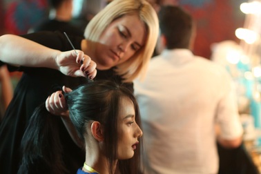 Tóc búi tinh tế, tự nhiên trong show diễn countryside của Đỗ Mạnh Cường