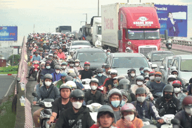 Người dân ùn ùn trở lại TPHCM khiến cửa ngõ phía Tây ùn ứ  kéo dài