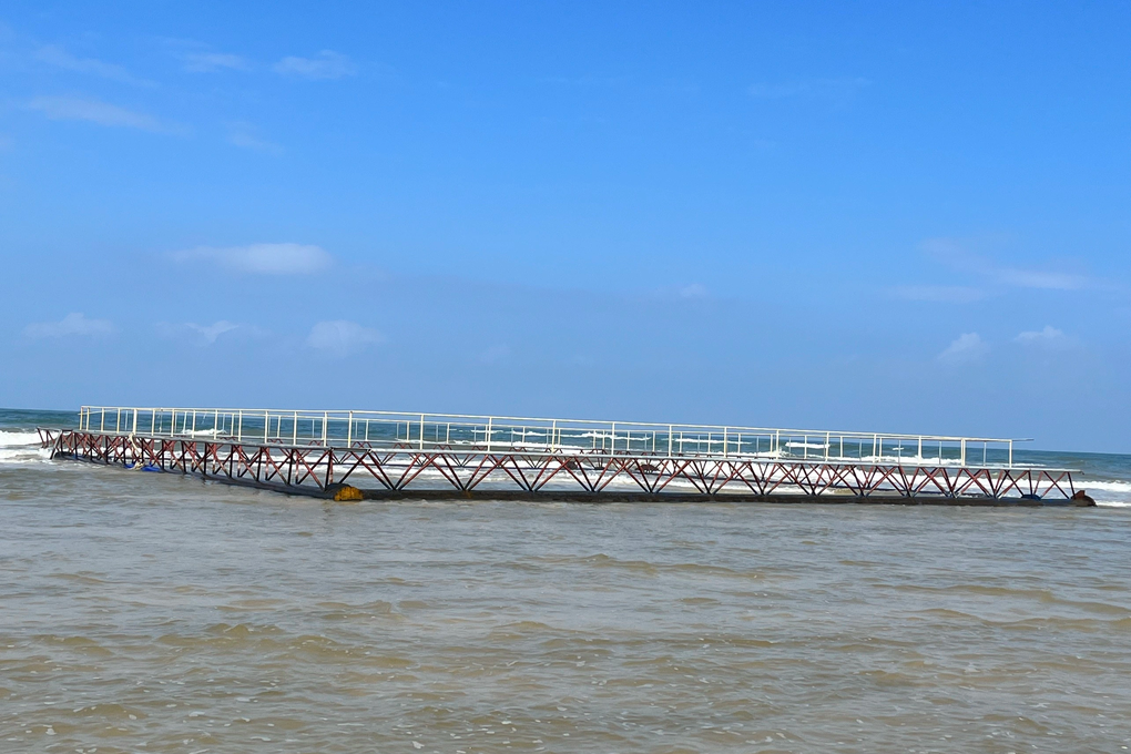 Sau tàu ma lại đến lồng bè kim loại cỡ lớn dạt vào bờ biển Quảng Trị - 1 Sau tàu ma lại đến lồng bè kim loại cỡ lớn dạt vào bờ biển Quảng Trị - 1