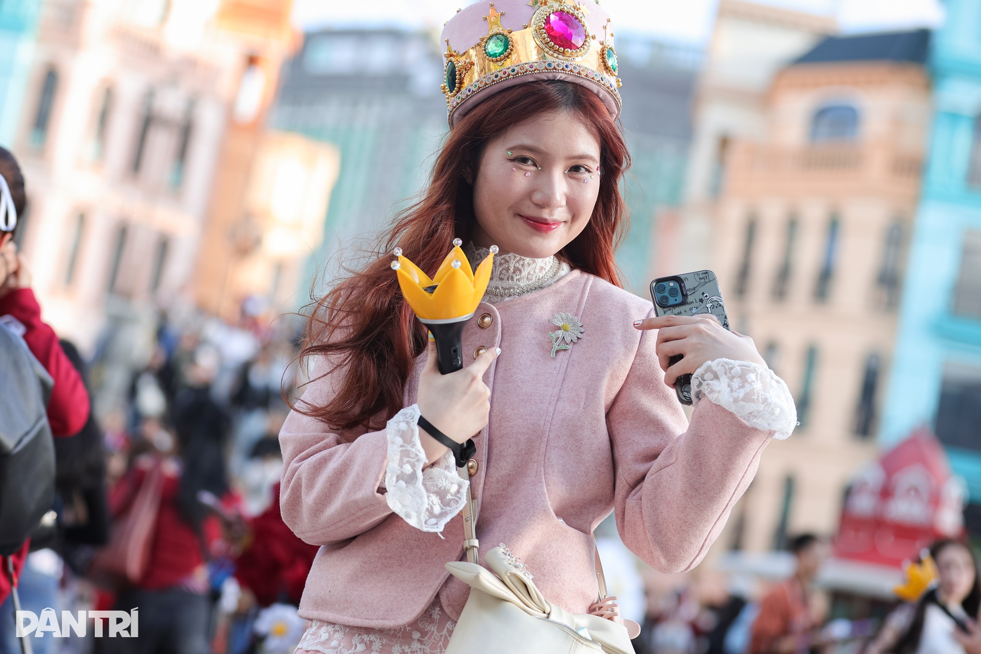 Fan mặc váy cô dâu đi gặp G-Dragon tại đêm nhạc ở Hưng Yên - 9