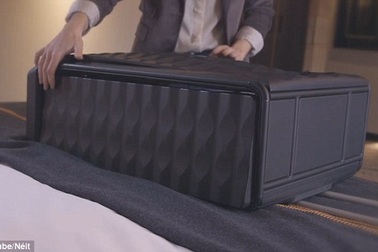 Vali thông minh có thể gấp gọn... treo lên mắc quần áo