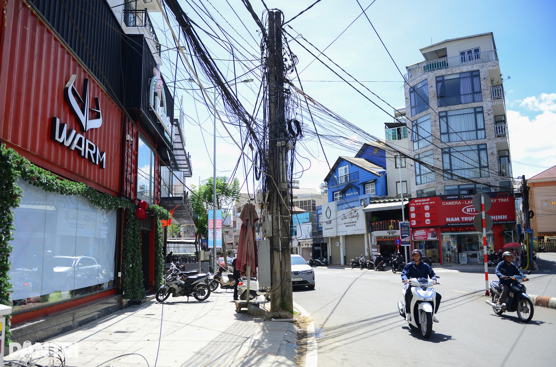 Nhổ loạt trụ điện bị bỏ quên ở tuyến đường đẹp bậc nhất trung tâm Đà Lạt - 2 Nhổ loạt trụ điện bị bỏ quên ở tuyến đường đẹp bậc nhất trung tâm Đà Lạt - 2