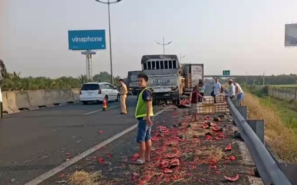 Xe chở dưa hấu tông xe chở cua, tài xế may mắn thoát chết - 1 Xe chở dưa hấu tông xe chở cua, tài xế may mắn thoát chết - 1