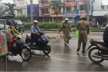 CSGT dọn thức ăn thừa bị đổ ra đường giúp dân