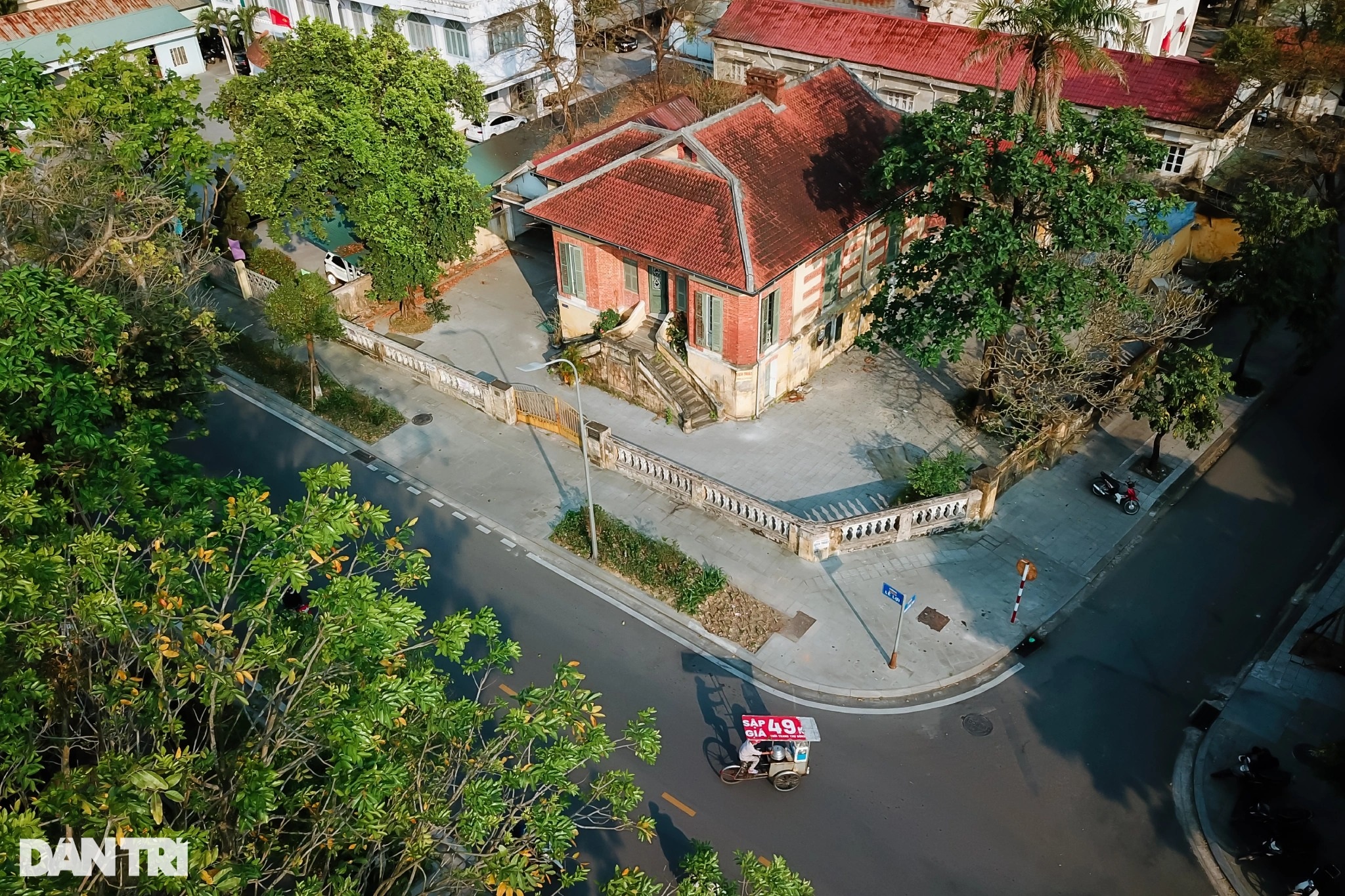 Cận cảnh biệt thự Pháp cổ 100 năm tuổi sắp được thần đèn di dời - 3 Cận cảnh biệt thự Pháp cổ 100 năm tuổi sắp được thần đèn di dời - 3