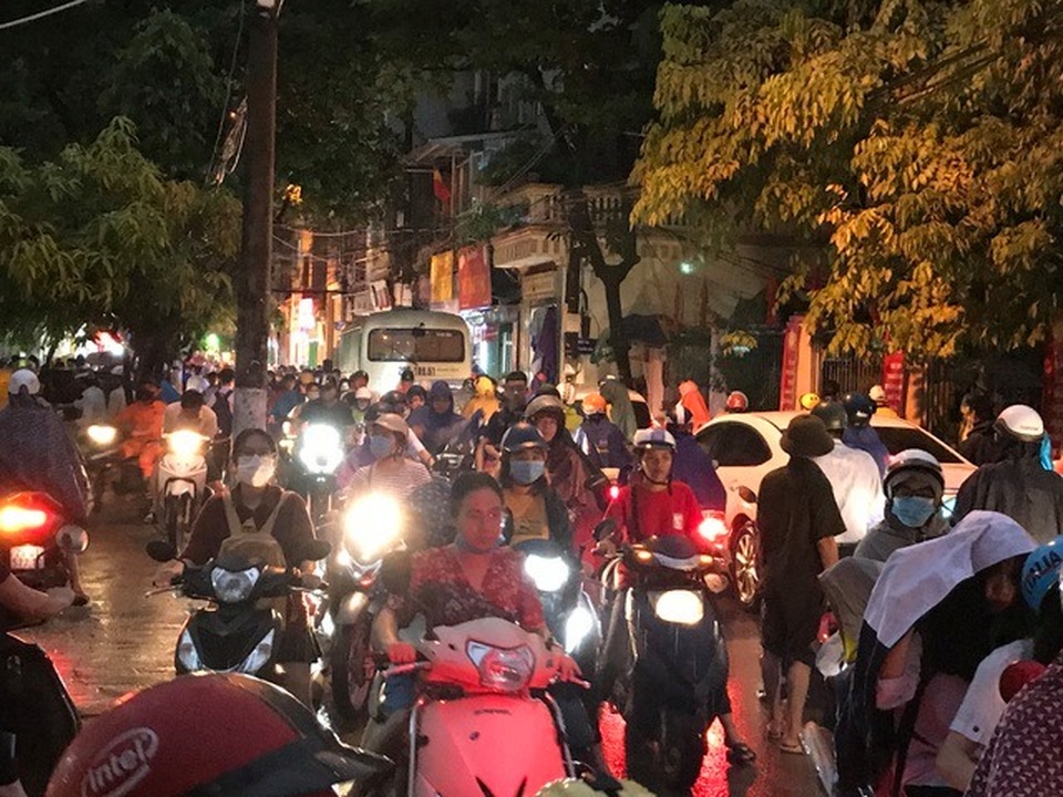 Đường phố Hà Nội ùn tắc kéo dài hàng cây số sau cơn mưa lớn chiều tan tầm - 14 Đường phố Hà Nội ùn tắc kéo dài hàng cây số sau cơn mưa lớn chiều tan tầm - 14