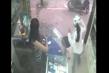 Video: Vạch trần thủ đoạn trộm cắp điện thoại của đôi nam nữ