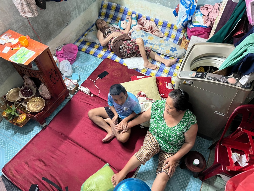 Người dì ghẻ 25 năm nuôi đứa con khờ của chồng cũ - 4