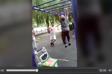 Cụ bà hít xà đơn ở công viên làm giới trẻ thán phục