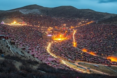 Khám phá ngôi làng Phật giáo lớn nhất thế giới