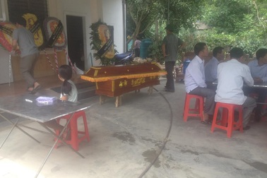 Con trai đâm chết bố đẻ