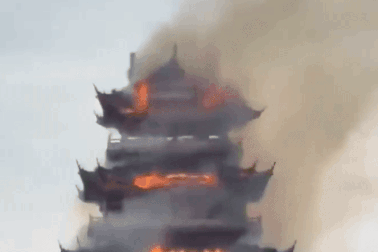 Hỏa hoạn khiến ngôi chùa 1.500 năm tuổi bị đổ sập, nghi do khách thắp hương