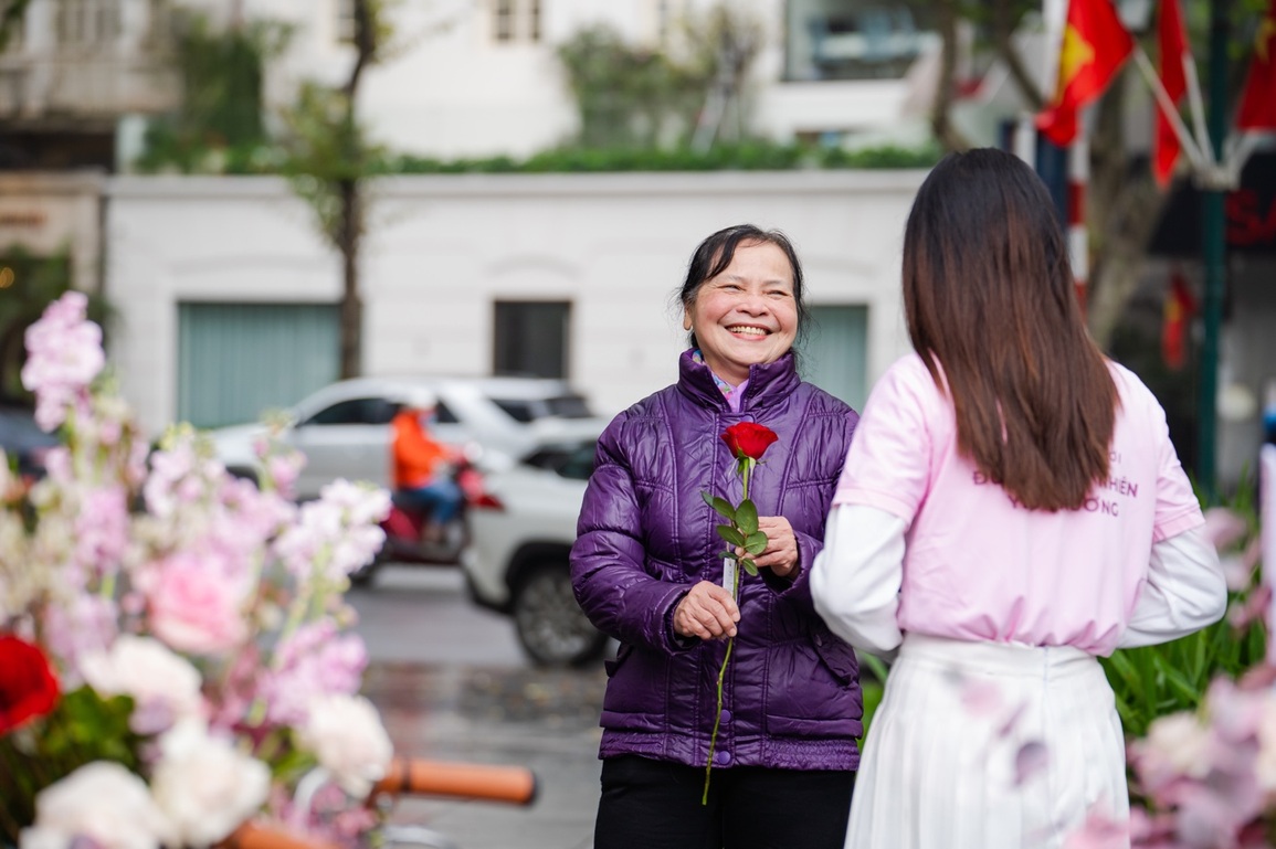 Valentine 2022: Ấn tượng màn tỏ tình với 99.999 bông hồng ở Hà Nội - 11 Valentine 2022: Ấn tượng màn tỏ tình với 99.999 bông hồng ở Hà Nội - 11