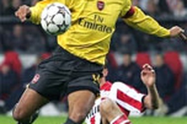 Puyol "ngán" nhất Thierry Henry