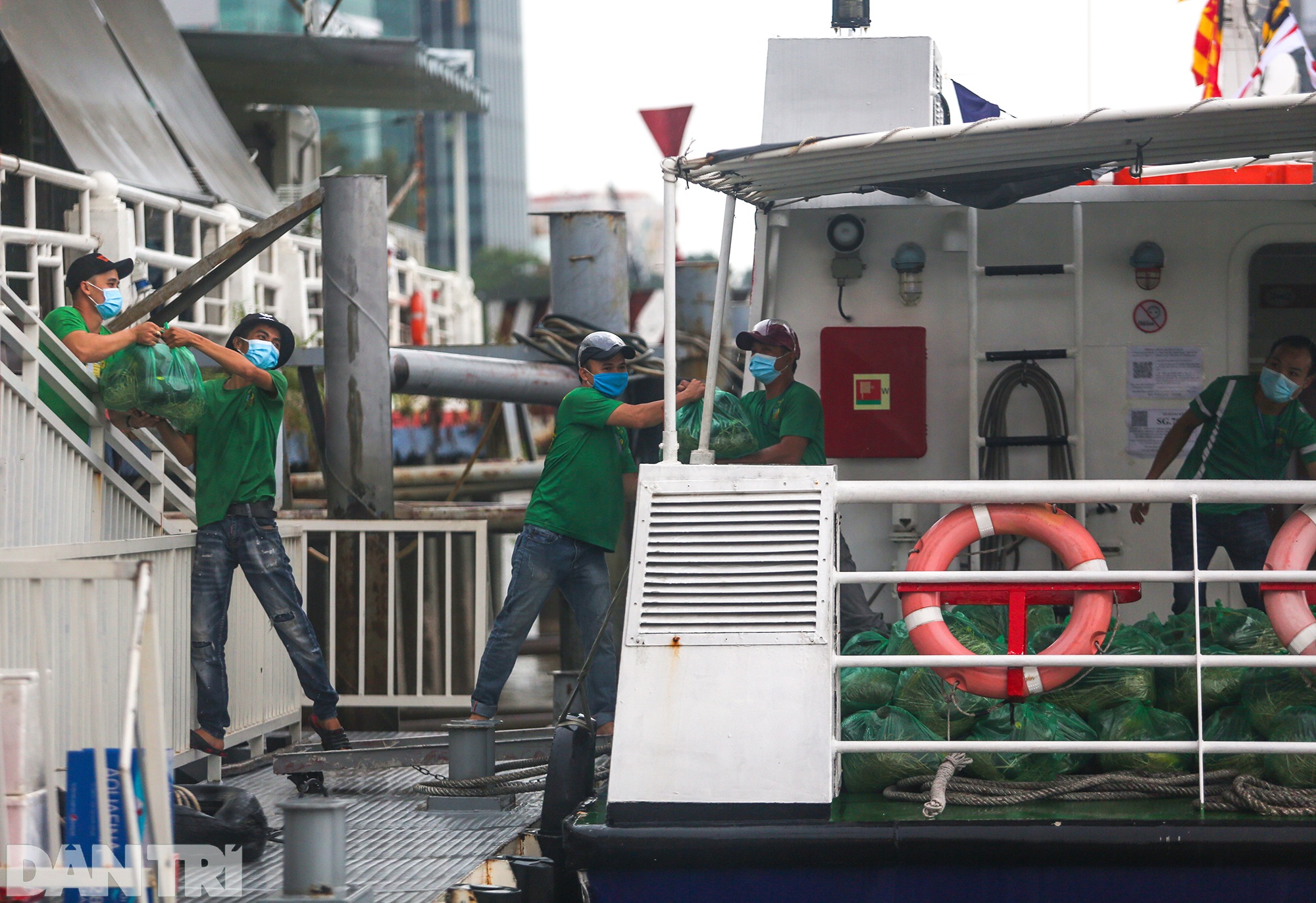 Tàu cao tốc lao như bay trên sông đưa 20 tấn rau củ miền Tây về TPHCM - 8 Tàu cao tốc lao như bay trên sông đưa 20 tấn rau củ miền Tây về TPHCM - 8