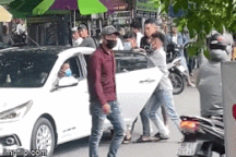 Kinh hãi cảnh ô tô lao vào đám đông giải cứu người đàn ông bị “bắt cóc”