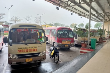 Hàng loạt xe khách dừng chạy phản đối xe dù "cướp" khách