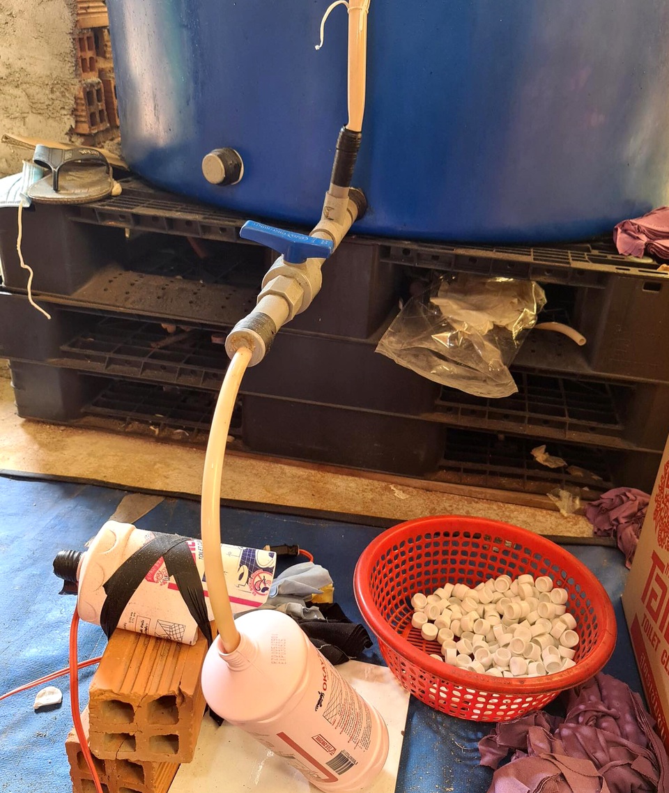 Đột kích cơ sở làm giả nước tẩy rửa quy mô “khủng” ở Bình Dương - 2 Đột kích cơ sở làm giả nước tẩy rửa quy mô “khủng” ở Bình Dương - 2