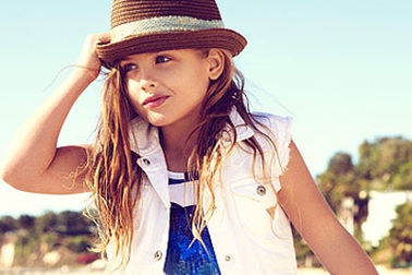 Con gái người mẫu quá cố Anna Nicole Smith nối bước mẹ