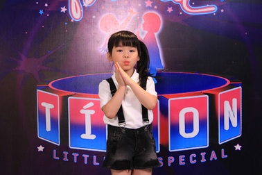 Cô bé 5 tuổi “bắn” tiếng Anh siêu chuẩn khiến Trấn Thành, Mỹ Linh sửng sốt