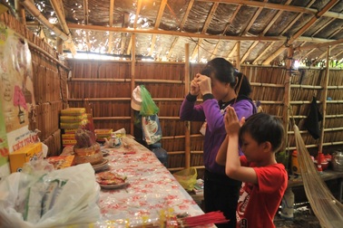 Mẹ mất vì ung thư, cha bỏ đi biệt tích, 2 chị em đói khổ trong căn nhà mục nát