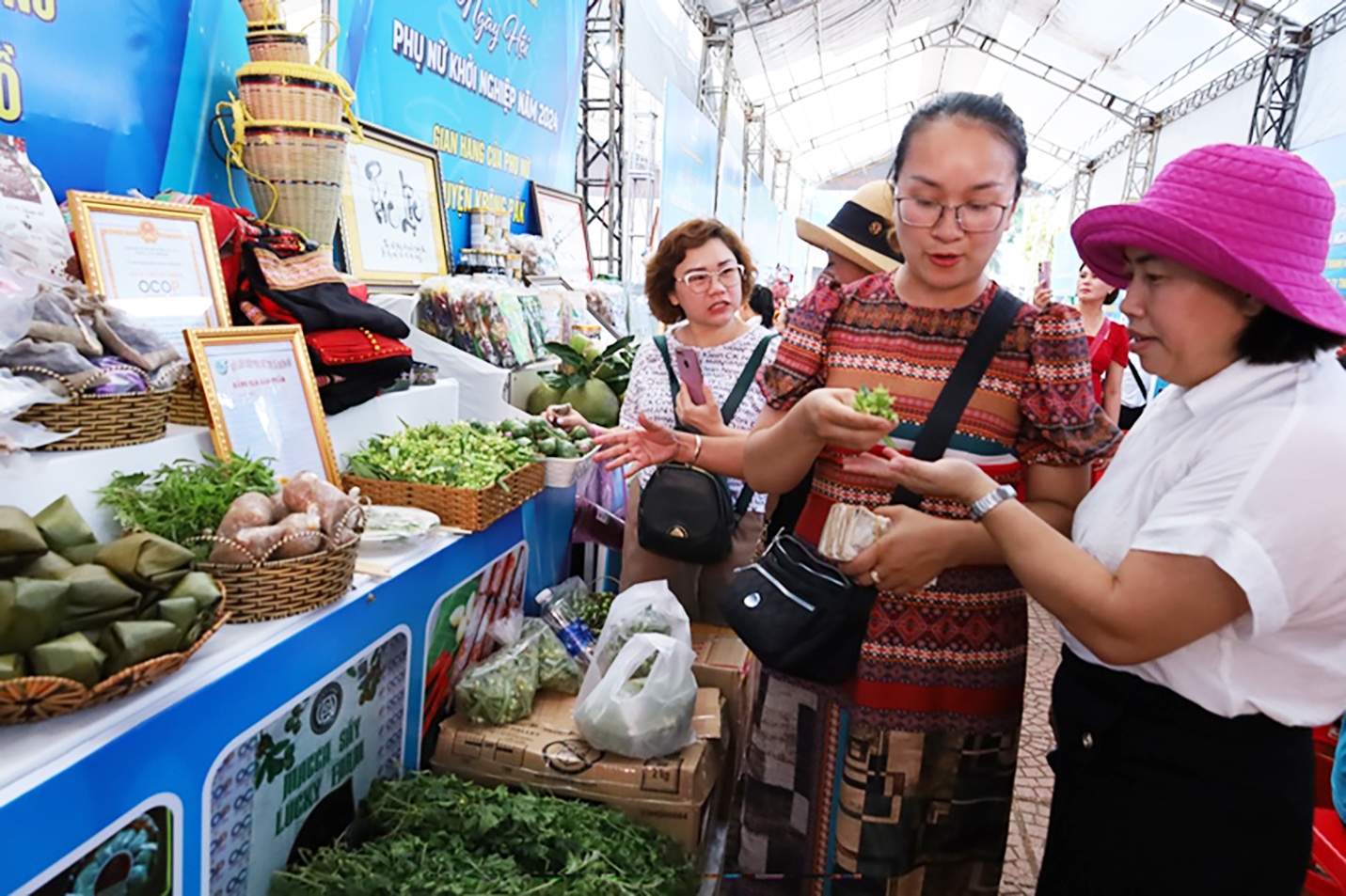 Tham gia giới thiệu phẩm.jpg Tham gia giới thiệu phẩm.jpg
