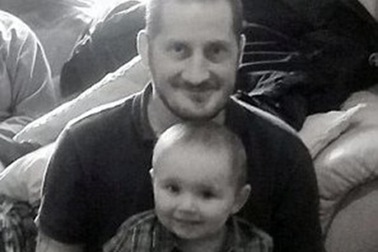 Đau đớn hành trình người cha ung thư tìm gia đình cho con trai 4 tuổi