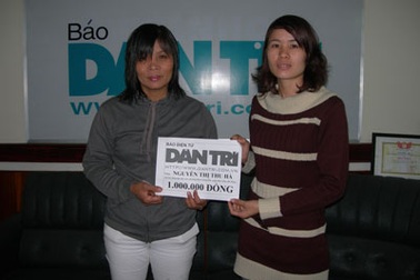 Trao quà của bạn đọc cho chị Nguyễn Thị Thu Hà