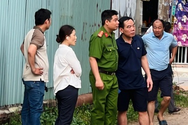 Người đàn ông nằm bất động trước nhà hàng xóm ở Bình Dương, nghi rơi lầu