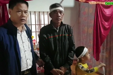 Trao gần 50 triệu đồng đến gia đình chị Tâm, xã Nghĩa Phúc, Tân Kỳ.