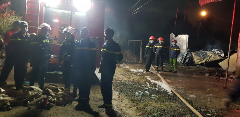 “Bà hỏa” thiêu rụi cả kho xưởng chứa hóa chất - 2 “Bà hỏa” thiêu rụi cả kho xưởng chứa hóa chất - 2