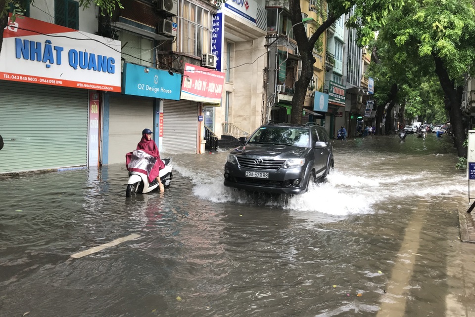 Đường Hà Nội mênh mông nước, xe bơi trên phố cổ - 7 Đường Hà Nội mênh mông nước, xe bơi trên phố cổ - 7