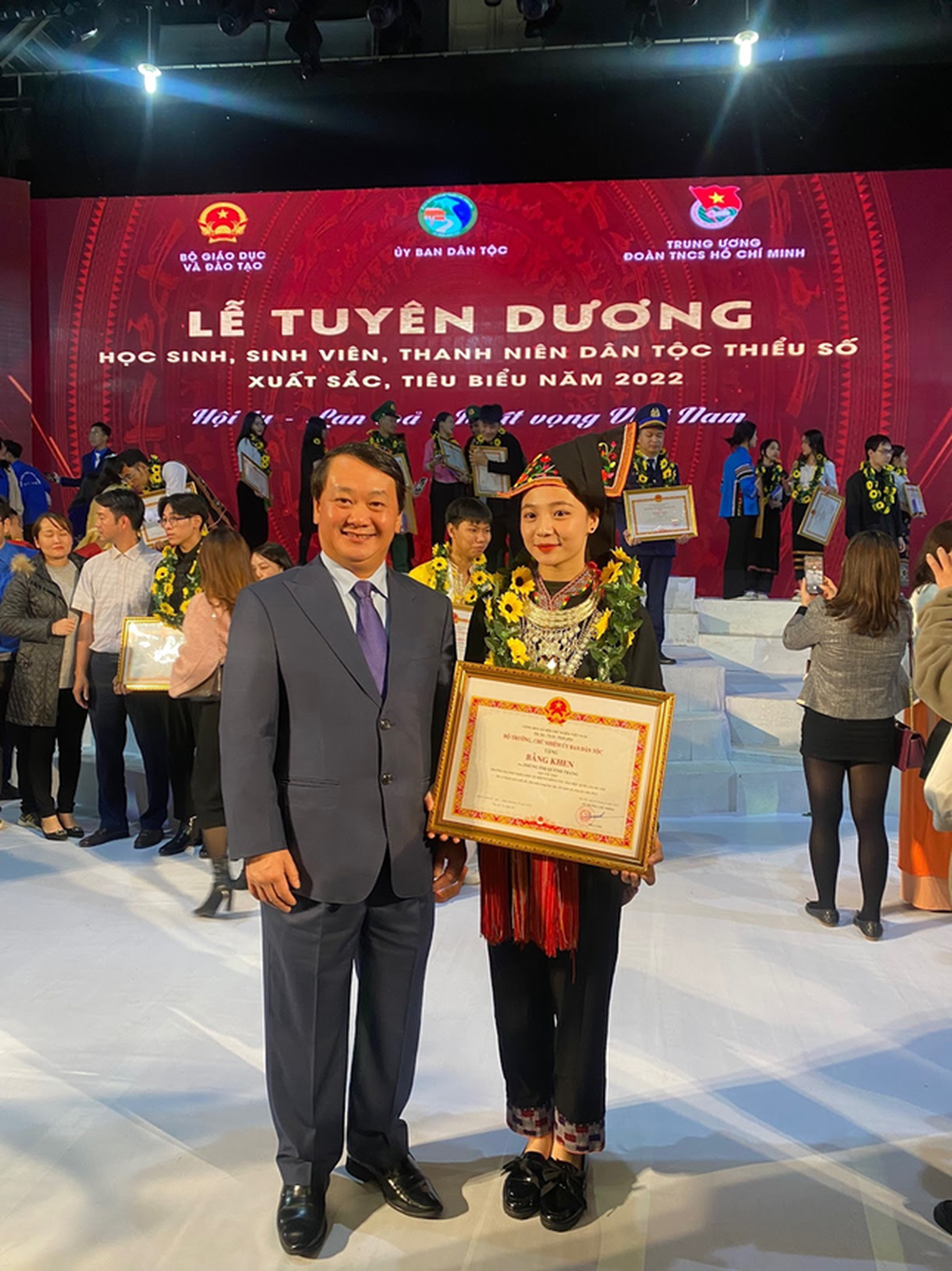 Nữ sinh vùng cao gây ấn tượng với thành tích học tập đáng ngưỡng mộ - 4 Nữ sinh vùng cao gây ấn tượng với thành tích học tập đáng ngưỡng mộ - 4