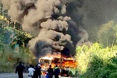 Xe khách và xe máy cháy dữ dội sau va chạm, một thanh niên Hàn Quốc tử vong