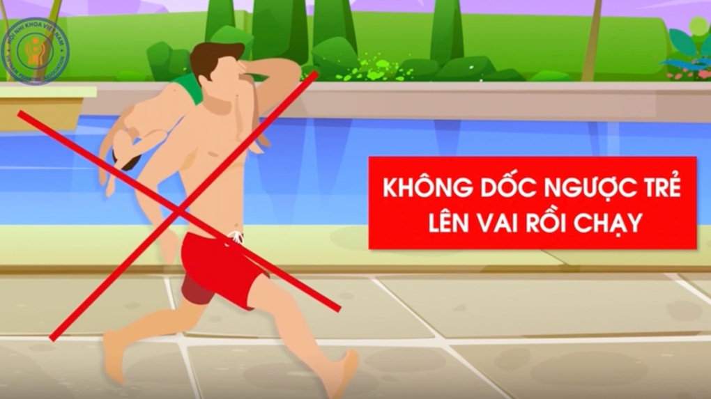 Dốc ngược trẻ vác lên vai chạy - sai lầm sơ cứu đuối nước nhiều người mắc - 1 Dốc ngược trẻ vác lên vai chạy - sai lầm sơ cứu đuối nước nhiều người mắc - 1