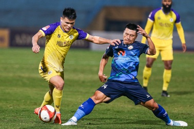 Xuân Mạnh mắc sai lầm, Hà Nội FC thua đau Bình Định tại Hàng Đẫy