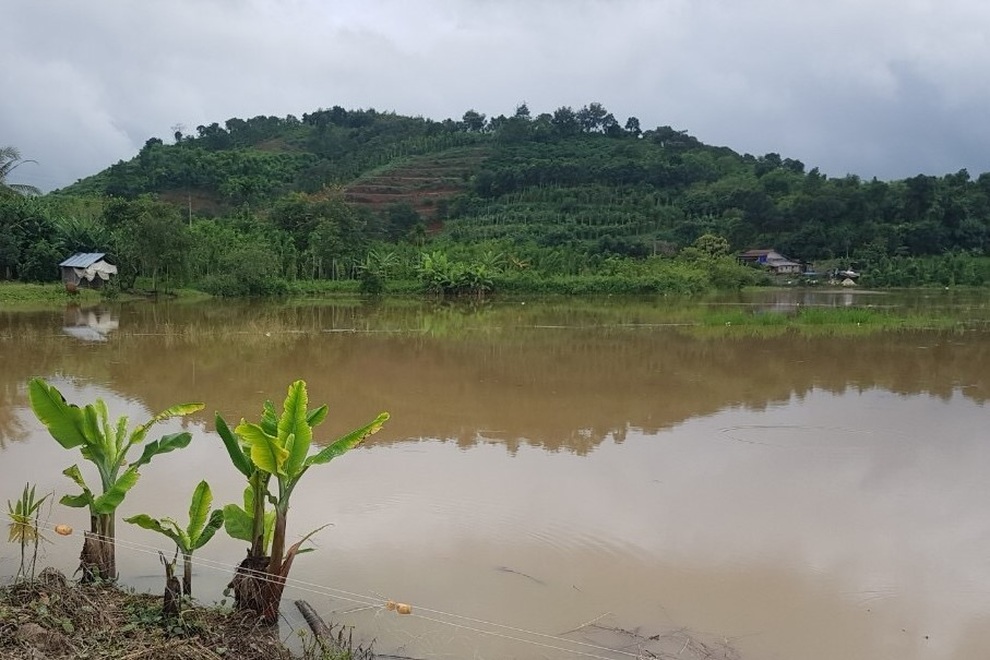 Giao thông bị chia cắt vì ngập lụt, sạt lở - 2 Giao thông bị chia cắt vì ngập lụt, sạt lở - 2