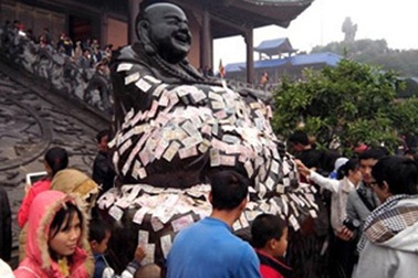 Chỉ ở Việt Nam mới có kiểu nhét tiền vào tay tượng Phật!