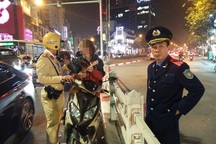 Bị CSGT “tuýt còi”, chàng trai người Nga ngồi yên trên xe rồi lấy đàn ra gảy