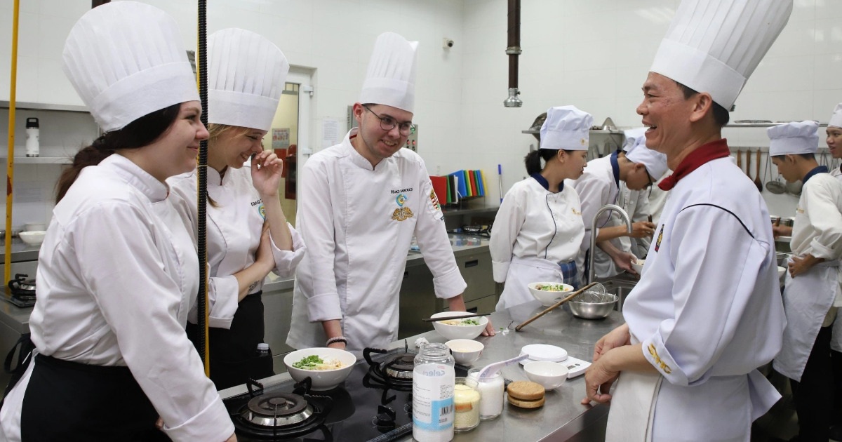 2 giáo viên và 6 sinh viên Hungary có 20 ngày để học các món ăn đặc trưng của Việt Nam (Ảnh: STHC).