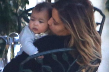 Kim Kardashian để mặt “mộc” đưa con đi dạo phố 