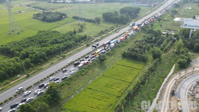 Đến khoảng 8h30 cùng ngày, ùn ứ trở nên nghiêm trọng khi các phương tiện nối đuôi nhau gần 2km hướng TP.HCM đi Long Thành, Dầu Giây.

