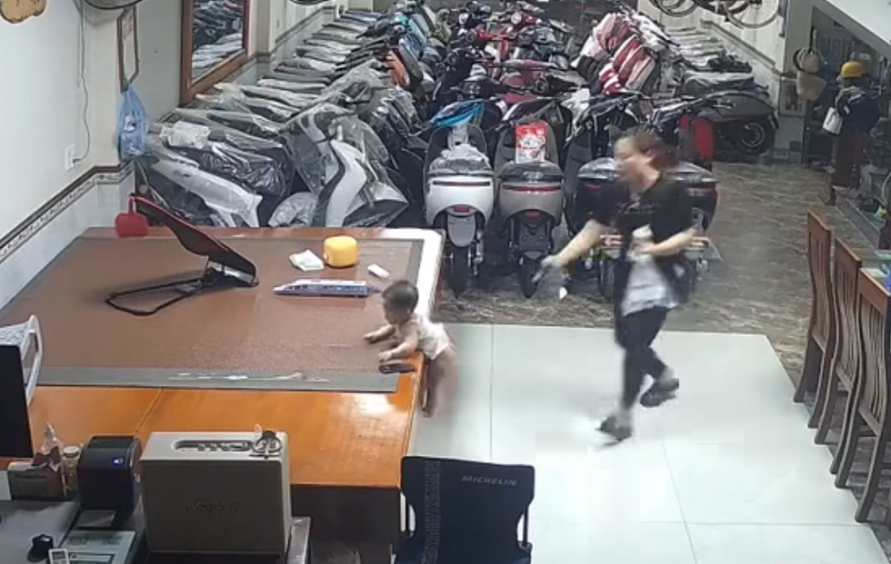 Clip “người phụ nữ kịp cứu em bé khỏi tai nạn nguy hiểm” nổi bật tuần qua