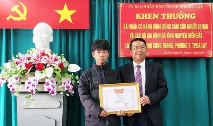 Chủ tịch TP Đà Lạt khen thưởng Nguyễn Trung Hiếu dũng cảm cứu người gặp nạn