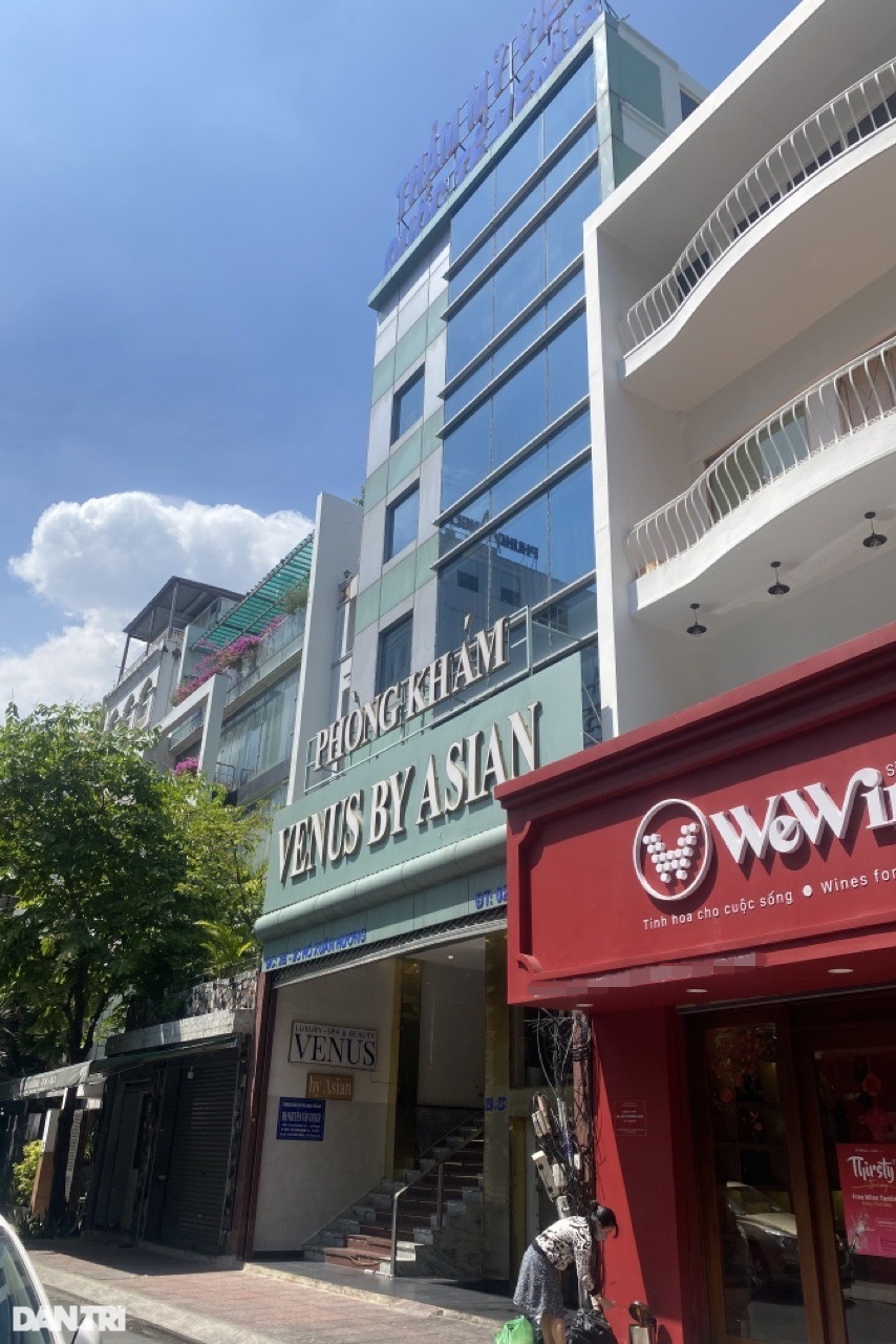 Cô gái kêu cứu sau khi tái sinh đa tầng tại một thẩm mỹ viện - 1 Cô gái kêu cứu sau khi tái sinh đa tầng tại một thẩm mỹ viện - 1