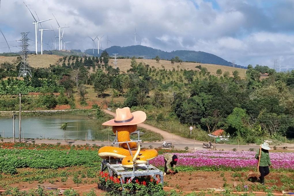 Linh vật rắn đội mũ, vẻ ngoài đáng yêu khiến cộng đồng mạng thích thú - 2 Linh vật rắn đội mũ, vẻ ngoài đáng yêu khiến cộng đồng mạng thích thú - 2
