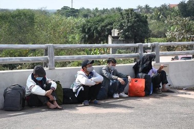 Phát hiện 2 ô tô chở 5 người trốn chốt kiểm dịch Covid-19 để vào Hải Phòng