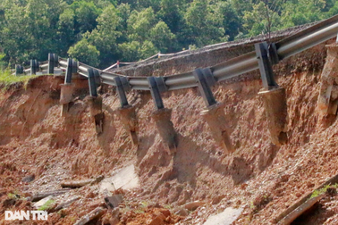 Sạt lở nghiêm trọng trên đường mòn Hồ Chí Minh